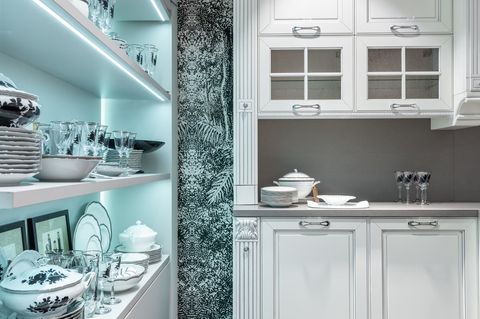Почему белая кухня подходит и для хрущёвки, и для клубного дома?