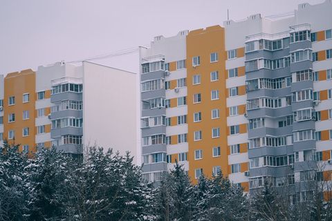 Критерий 1: Наличие в портфолио проектов для новостроек бизнес+ класса