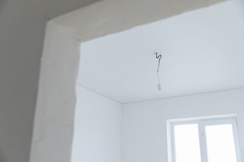Что именно скрыто в потолке White Box в новостройке бизнес-класса?
