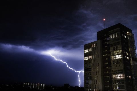 Почему молниезащита и заземление критичны для коттеджа в «Княжье Озеро»?