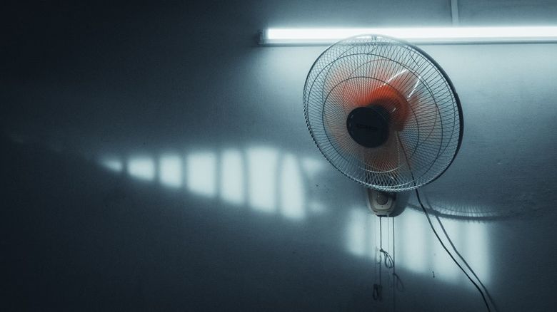 Решение 1: бризер с обратным клапаном - бюджетный вариант без штробления стен