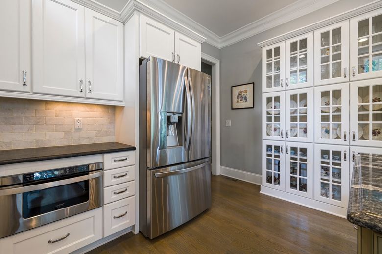 Куда поставить винный шкаф: сравниваем кухню, гостиную и кабинет